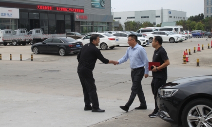 新站管委会安志强副主任一行莅临瑶海新能源汽车城视察工作